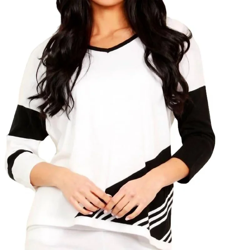 Abstract V-Neck Pullover In White/black Oversized Cozy Pullover